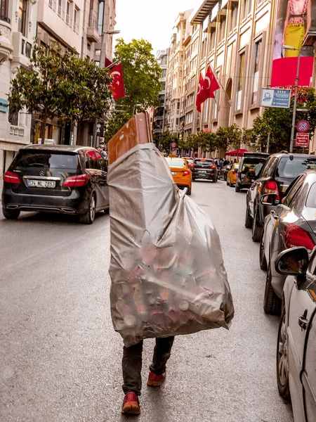 Istambul Turquia Junho 2020 Homem Carregando Grande Saco Cheio Resíduos — Fotografia de Stock