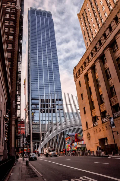 米国ニューヨーク市2019年1月12日 ニューヨーク州マンハッタンの金融街に位置する世界貿易センター交通ハブの地上のヘッドハウス構造物であるOculusビルの外観 — ストック写真