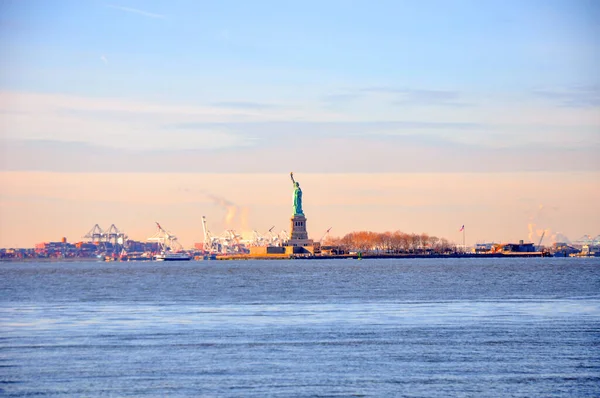 Nueva York Estados Unidos Enero 2019 Cruceros Barco Desde Manhattan —  Fotos de Stock
