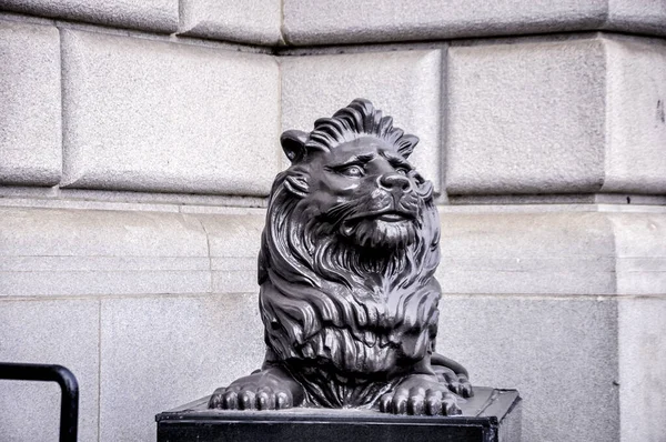 Estatua León Negro Contra Paredes Granito — Foto de Stock