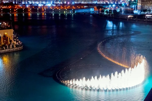 世界最大の噴水であるドバイのダンス噴水 アラブ首長国連邦のドバイのダウンタウン — ストック写真
