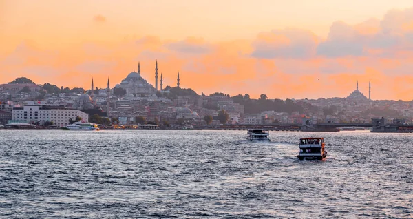 土耳其伊斯坦布尔 2020年6月25日 日落时从伊斯坦布尔俯瞰土耳其最大人口最多的城市欧洲一侧的金角湾海岸线 — 图库照片