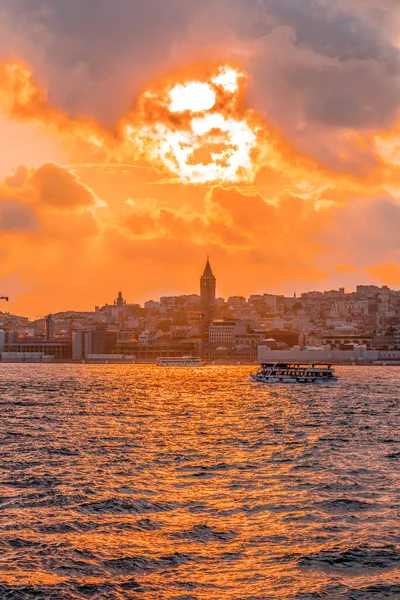 トルコのイスタンブール 2020年6月25日 トルコ最大の最も人口の多い都市の黄金の角とガラタ塔ヨーロッパ側の海岸線からの眺め — ストック写真