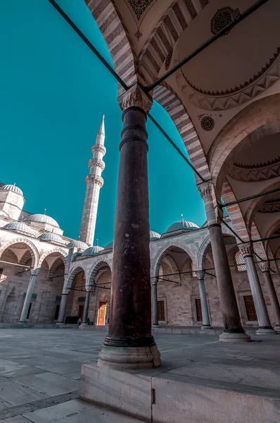 イスタンブール トルコ 2020年7月29日 イスタンブールの3番目の丘に位置するSuleymaniyeモスクの外観 モスクは皇帝建築家ミマール シンアンによって設計された壮大なSuleimanによって委託されました — ストック写真