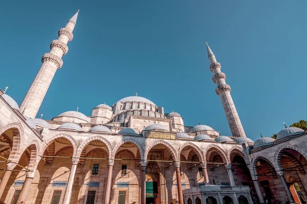 イスタンブールの3番目の丘に位置するSuleymaniyeモスクの外観 モスクは ミマル シンアンによって設計された壮大なSuleimanによって委託されました — ストック写真