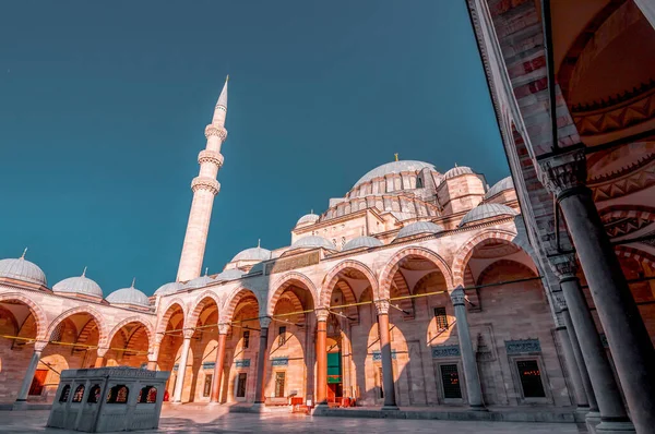 イスタンブールの3番目の丘に位置するSuleymaniyeモスクの外観 モスクは ミマル シンアンによって設計された壮大なSuleimanによって委託されました — ストック写真