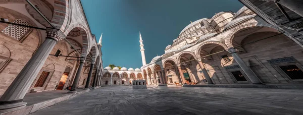 이스탄불 언덕에 술레이마니 모스크의 모스크는 술레이만에 주문되었고 미마르 시난이 설계하였다 — 스톡 사진