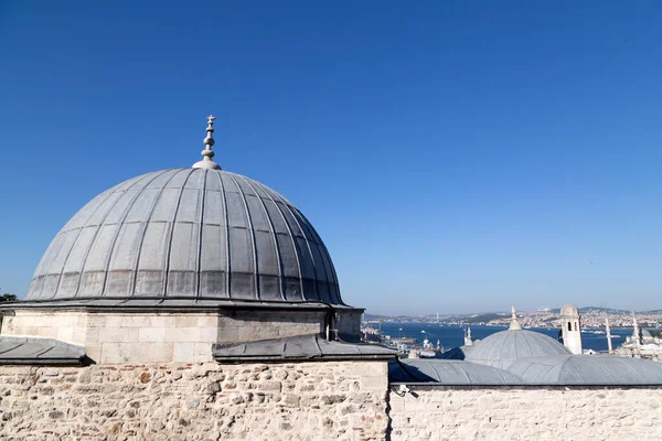 伊斯坦布尔全景全景从苏莱曼尼亚清真寺俯瞰博斯普鲁斯海峡欧洲一侧的金角湾或哈利克 — 图库照片