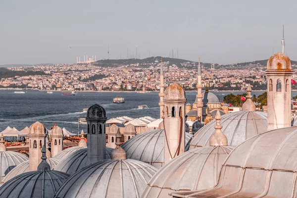 伊斯坦布尔全景全景从苏莱曼尼亚清真寺俯瞰博斯普鲁斯海峡欧洲一侧的金角湾或哈利克 — 图库照片