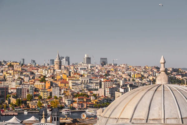 이스탄불 2020 술레이마니 모스크로부터 이스탄불의 보스포루스의 유럽쪽에 뿔이나 내려다보고 — 스톡 사진