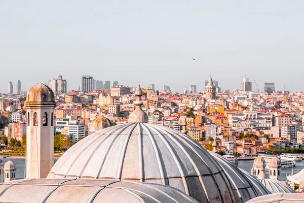 イスタンブール トルコ 2020年7月29日 ボスポラス海峡のヨーロッパ側 ゴールデンホーンまたはハリックを見下ろすSuleymaniyeモスクからイスタンブールのパノラマの街並み — ストック写真