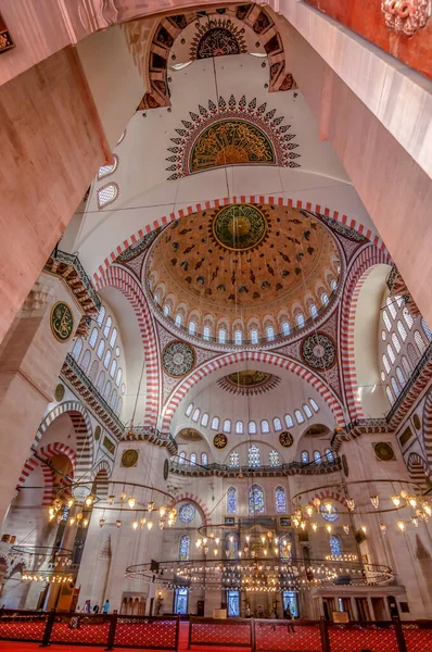 土耳其伊斯坦布尔 2020年7月29日 位于伊斯坦布尔第三山的苏莱曼尼亚清真寺的内景 该清真寺由苏莱曼大帝委托 由Mimar Sinan设计 — 图库照片