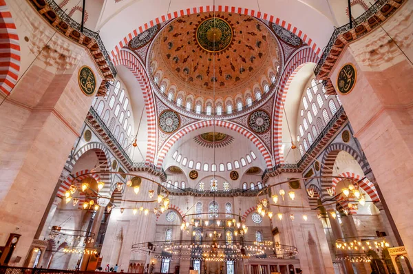 土耳其伊斯坦布尔 2020年7月29日 位于伊斯坦布尔第三山的苏莱曼尼亚清真寺的内景 该清真寺由苏莱曼大帝委托 由Mimar Sinan设计 — 图库照片