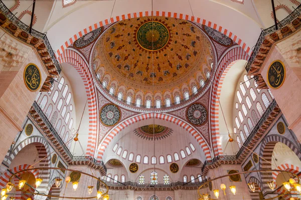 位于伊斯坦布尔第三山的苏莱曼尼亚清真寺的内景 该清真寺由苏莱曼大帝委托 由Mimar Sinan设计 — 图库照片