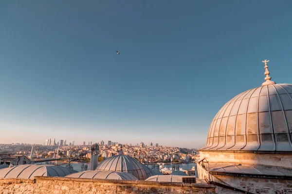 이스탄불 2020 술레이마니 모스크로부터 이스탄불의 보스포루스의 유럽쪽에 뿔이나 내려다보고 — 스톡 사진