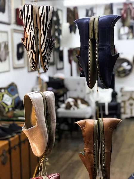 Turco Sapatos Couro Artesanais Exibidos Uma Vitrine Loja — Fotografia de Stock