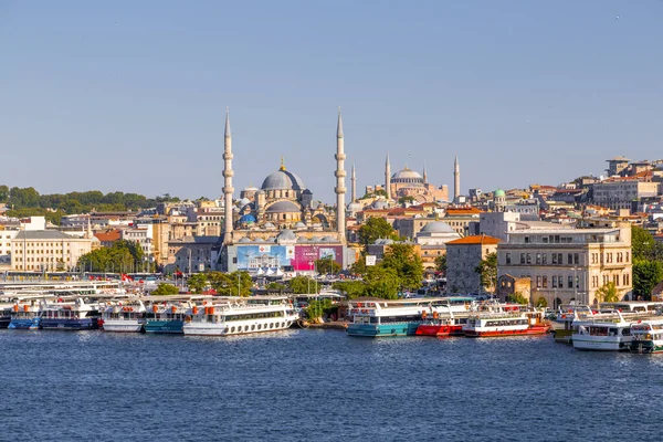 トルコのイスタンブール 2020年6月29日 イスタンブールから日没で見る イスタンブールのヨーロッパ側のゴールデンホーン海岸線 ハギア ソフィアとトプカピ宮殿のある歴史的半島 — ストック写真