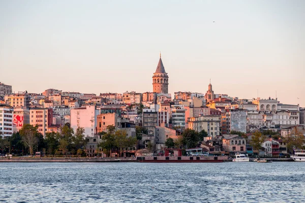 Istanbul Turecko Července 2020 Věž Galata Budovy Pobřeží Zlatého Rohu — Stock fotografie