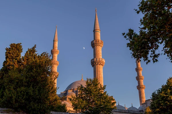 Minaretes Mezquita Suleymaniye Contra Cielo Azul Con Luz Cálida Tarde —  Fotos de Stock