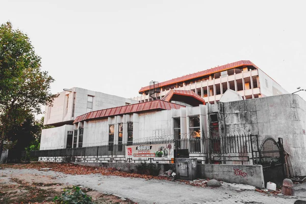 土耳其伊斯坦布尔 2020年7月29日 位于金角湾畔的伊斯坦布尔商业大学被废弃的现代主义建筑的远景规划 — 图库照片