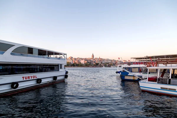イスタンブール トルコ 2020年7月29日 ガラタタワーとゴールデンホーン海岸の建物 イスタンブール 港に停泊中のボート — ストック写真