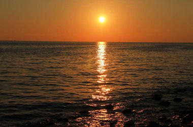 Günbatımı denize. Deniz kıyısı akşamı. Karadeniz Sahil