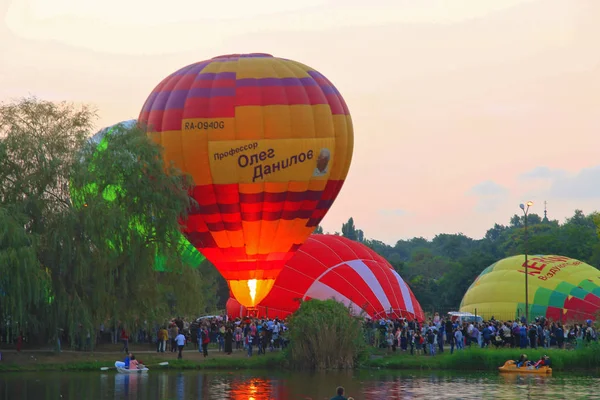 Globos Aire Caliente Volando Cielo Noche Cerca Del Lago Septiembre — Foto de Stock