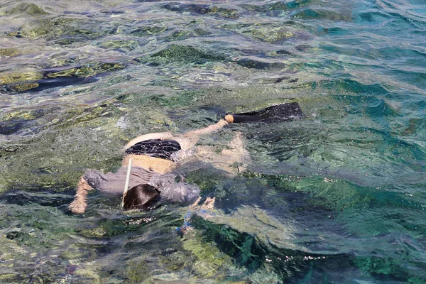 Fotografo Donna Che Tuffa Nell Acqua Del Mar Rosso — Foto Stock