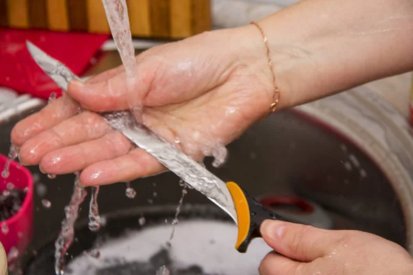 Женщина Моет Длинный Нож Руками Раковине Кухне Чистой Водой — стоковое фото