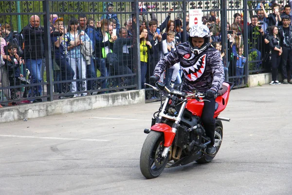 Moto Pilota Stile Libero Sulla Moto Rossa Acrobazia Sulla Piazza — Foto Stock