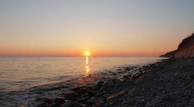 Günbatımı denize. Deniz kıyısı akşamı. Karadeniz Sahil