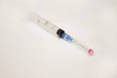 Kap ve üzerinde beyaz bckground kullandıktan sonra iğne ile bir şırınga