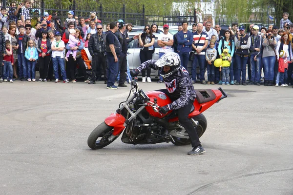 2015 Moto Free Style Pilot Red Motorcycle Stunting Square Pyatigorsk — 스톡 사진