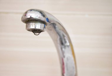 Vinç aşağı düşen su damlaları