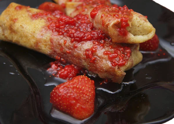 Süzme peynir ve çilek reçeli üzerinde meyveleri ile doldurulmuş krep kadar haddelenmiş