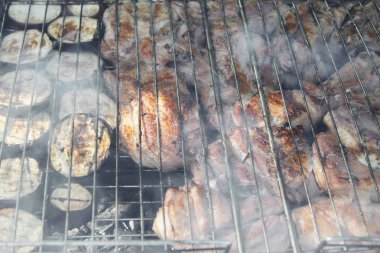 şenlik ateşi ve kömürlerin üzerinde kızarmış Barbekü