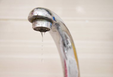 Vinç aşağı düşen su damlaları