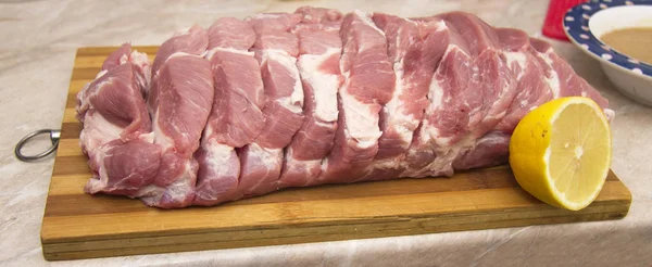 Fatias Carne Porco Preparadas Para Cozinhar Bife Mesa Madeira — Fotografia de Stock