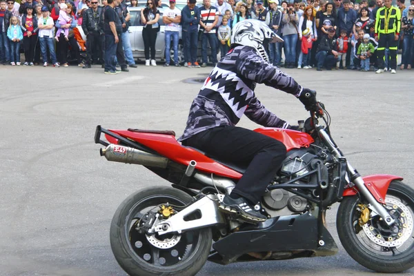 Piloto Estilo Livre Moto Motocicleta Vermelha Que Atropela Praça Pyatigorsk — Fotografia de Stock