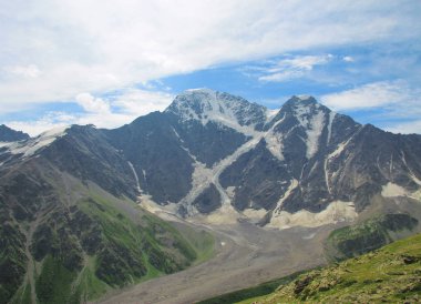 Kafkas Dağları yaz. Kuzey Kafkasya manzara Ağustos dağ, Rusya Federasyonu