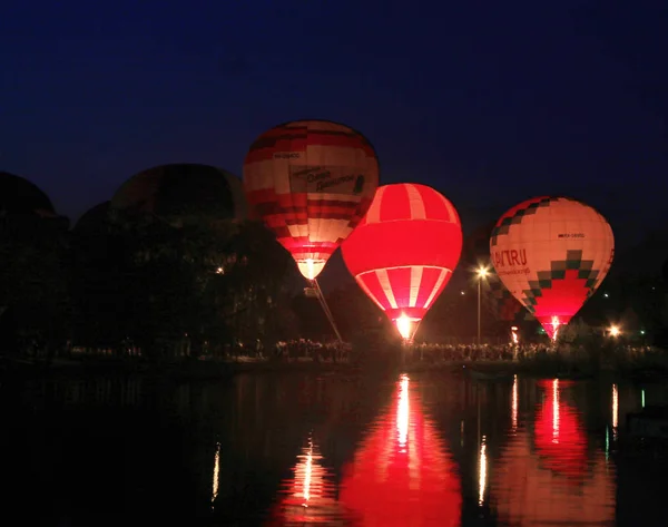 Balony Ogrzane Powietrze Latające Wieczornym Niebie Pobliżu Jeziora Wrzesień 2014 — Zdjęcie stockowe
