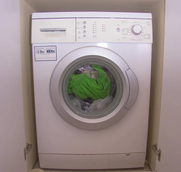 洗衣机内的清洗机滚筒的前视图在内置衣柜内 图库照片