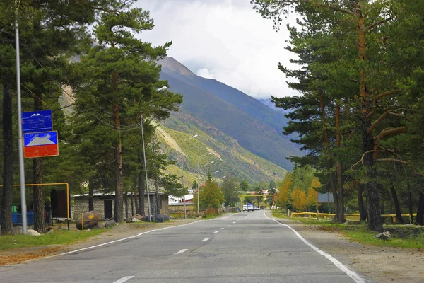 Camino Montaña Través Del Paisaje Forestal Viaje Norte Del Cáucaso — Foto de Stock