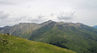 Kafkas Dağları yaz ve ağır bulutlar. Kuzey Kafkasya manzara Ağustos dağ, Rusya Federasyonu