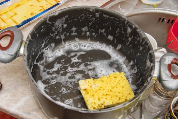 Мытья Посуды Черной Кастрюле Полной Посуде Тонет Кухне — стоковое фото