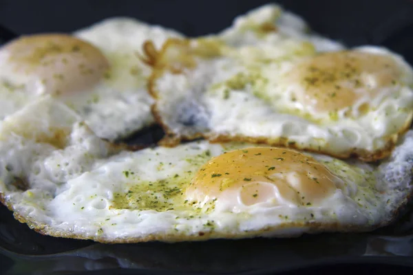 Huevos Enteros Asados Por Mañana Plato Negro Eneldo Sobre — Foto de Stock