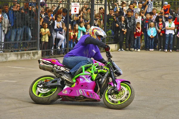 Пілот Мото Вільному Стилі Рожевому Зеленому Мотоциклах Площі Ятигорська Росія — стокове фото