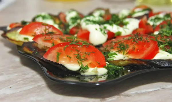 Berinjelas Assadas Tomate Fresco Com Souce Ervas Placa Preta Mesa — Fotografia de Stock