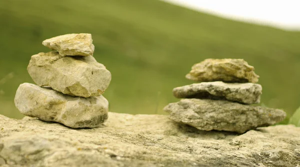 Ισορροπημένη Πέτρες Στο Πεδίο Των Άλπεων Κοντά Στα Βουνά Του — Φωτογραφία Αρχείου