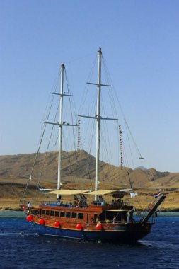 Korsan gemi hareket By The Red Sea mavi gökyüzü bir kıyıya yakın